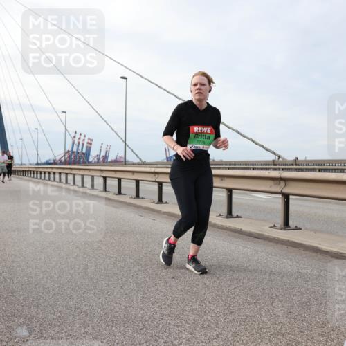 03.10.2025 - Köhlbrandbrückenlauf Lena Gebhardt http://msf.ph/oto/9204074 03.10.2025 15:55:28 Position 2 7776 meine-sportfotos.de