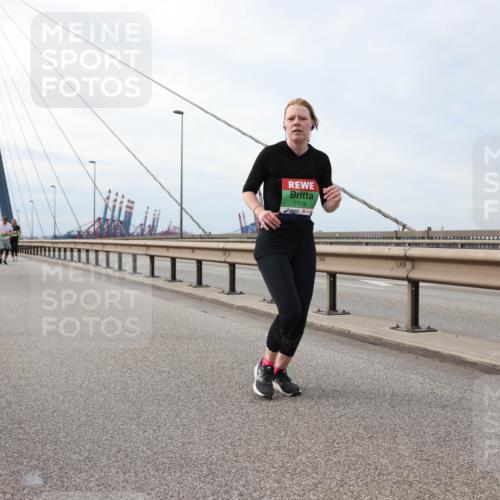 03.10.2025 - Köhlbrandbrückenlauf Lena Gebhardt http://msf.ph/oto/9204075 03.10.2025 15:55:28 Position 2 7776 meine-sportfotos.de