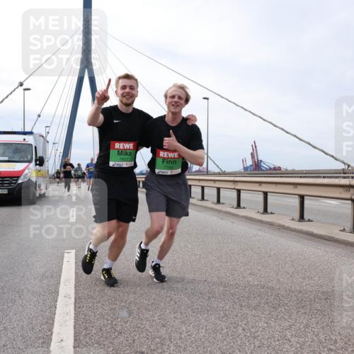 03.10.2025 - Köhlbrandbrückenlauf Lena Gebhardt http://msf.ph/oto/9204137 03.10.2025 15:55:38 Position 2 4249, 7852, 7760 meine-sportfotos.de