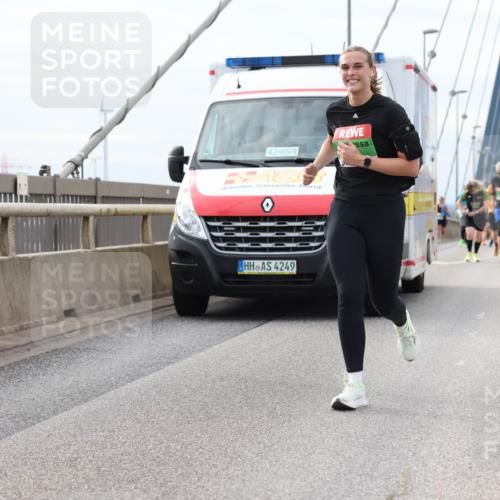 03.10.2025 - Köhlbrandbrückenlauf Lena Gebhardt http://msf.ph/oto/9204149 03.10.2025 15:55:42 Position 2 9, 42, 85, 4, 4249 meine-sportfotos.de