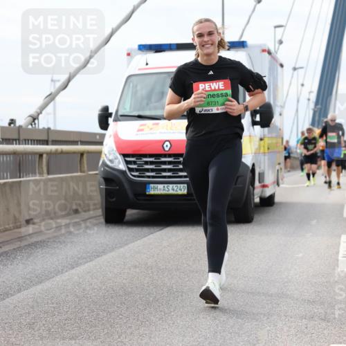 03.10.2025 - Köhlbrandbrückenlauf Lena Gebhardt http://msf.ph/oto/9204152 03.10.2025 15:55:43 Position 2 4249, 8731 meine-sportfotos.de