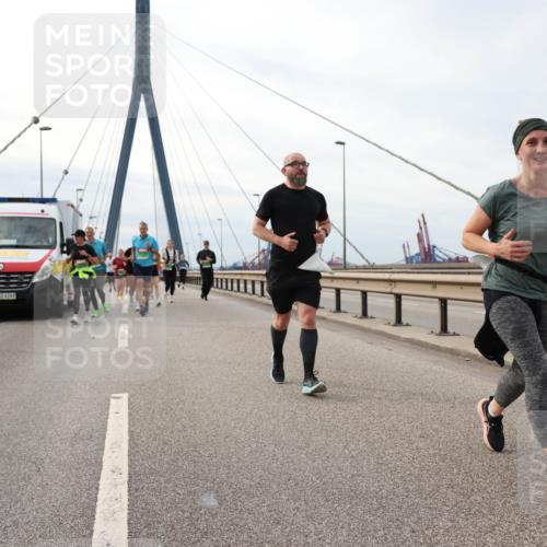 03.10.2025 - Köhlbrandbrückenlauf Lena Gebhardt http://msf.ph/oto/9204205 03.10.2025 15:55:53 Position 2 4249 meine-sportfotos.de