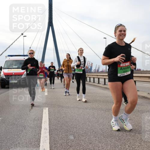03.10.2025 - Köhlbrandbrückenlauf Lena Gebhardt http://msf.ph/oto/9204221 03.10.2025 15:55:58 Position 2 4249, 8050 meine-sportfotos.de