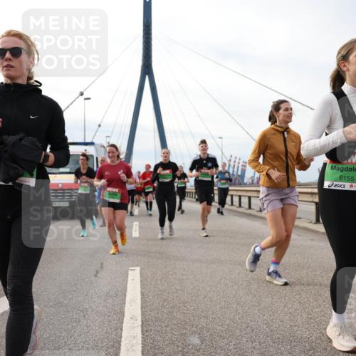 03.10.2025 - Köhlbrandbrückenlauf Lena Gebhardt http://msf.ph/oto/9204229 03.10.2025 15:55:59 Position 2 4240, 8155 meine-sportfotos.de