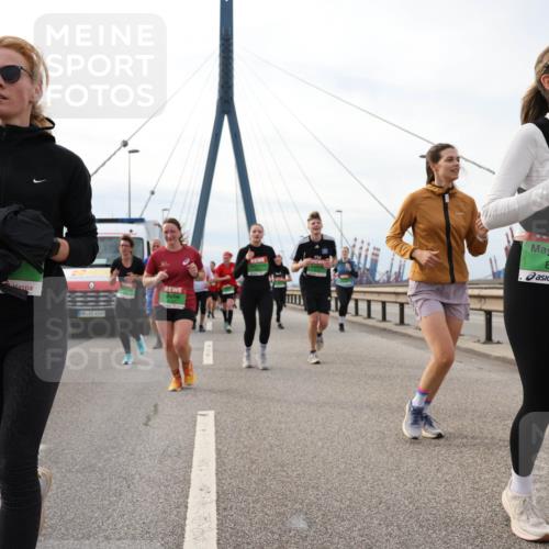 03.10.2025 - Köhlbrandbrückenlauf Lena Gebhardt http://msf.ph/oto/9204230 03.10.2025 15:55:59 Position 2 8155 meine-sportfotos.de