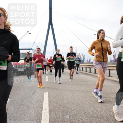 03.10.2025 - Köhlbrandbrückenlauf Lena Gebhardt http://msf.ph/oto/9204231 03.10.2025 15:55:59 Position 2 8155 meine-sportfotos.de