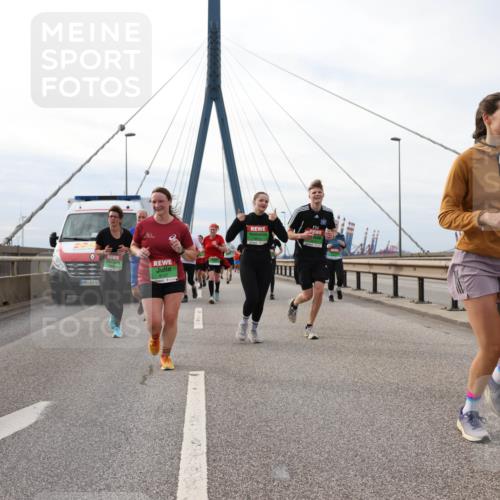 03.10.2025 - Köhlbrandbrückenlauf Lena Gebhardt http://msf.ph/oto/9204232 03.10.2025 15:56:00 Position 2 42, 8187 meine-sportfotos.de