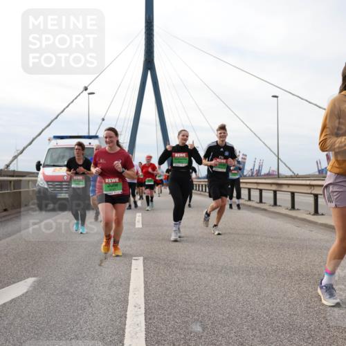 03.10.2025 - Köhlbrandbrückenlauf Lena Gebhardt http://msf.ph/oto/9204233 03.10.2025 15:56:00 Position 2  meine-sportfotos.de