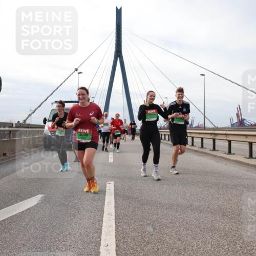 03.10.2025 - Köhlbrandbrückenlauf Lena Gebhardt http://msf.ph/oto/9204235 03.10.2025 15:56:00 Position 2 8187 meine-sportfotos.de