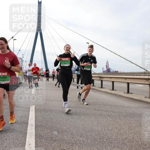 03.10.2025 - Köhlbrandbrückenlauf Lena Gebhardt http://msf.ph/oto/9204237 03.10.2025 15:56:01 Position 2 8187 meine-sportfotos.de