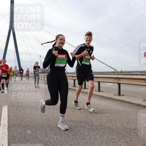 03.10.2025 - Köhlbrandbrückenlauf Lena Gebhardt http://msf.ph/oto/9204239 03.10.2025 15:56:01 Position 2 4249, 8910, 8913 meine-sportfotos.de