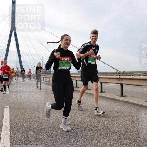 03.10.2025 - Köhlbrandbrückenlauf Lena Gebhardt http://msf.ph/oto/9204240 03.10.2025 15:56:01 Position 2 4249, 8910, 8913 meine-sportfotos.de