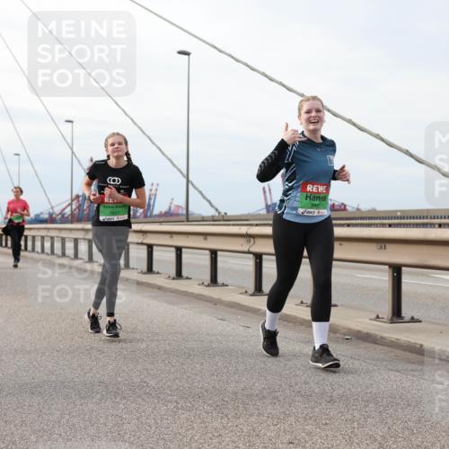 03.10.2025 - Köhlbrandbrückenlauf Lena Gebhardt http://msf.ph/oto/9204242 03.10.2025 15:56:02 Position 2 7827, 88 meine-sportfotos.de