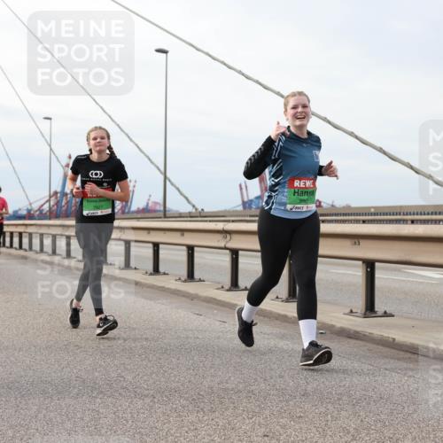 03.10.2025 - Köhlbrandbrückenlauf Lena Gebhardt http://msf.ph/oto/9204243 03.10.2025 15:56:02 Position 2 7827, 88 meine-sportfotos.de