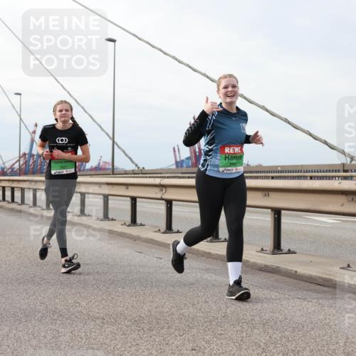 03.10.2025 - Köhlbrandbrückenlauf Lena Gebhardt http://msf.ph/oto/9204244 03.10.2025 15:56:02 Position 2 7827, 8863 meine-sportfotos.de