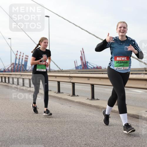03.10.2025 - Köhlbrandbrückenlauf Lena Gebhardt http://msf.ph/oto/9204245 03.10.2025 15:56:03 Position 2 7827, 8868 meine-sportfotos.de