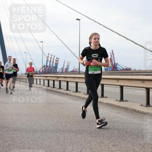 03.10.2025 - Köhlbrandbrückenlauf Lena Gebhardt http://msf.ph/oto/9204246 03.10.2025 15:56:03 Position 2 7940, 7827 meine-sportfotos.de
