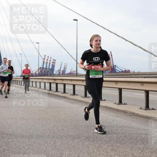 03.10.2025 - Köhlbrandbrückenlauf Lena Gebhardt http://msf.ph/oto/9204247 03.10.2025 15:56:03 Position 2 7827 meine-sportfotos.de