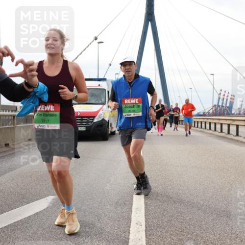 03.10.2025 - Köhlbrandbrückenlauf Lena Gebhardt http://msf.ph/oto/9204285 03.10.2025 15:56:10 Position 2 8777, 7817, 4249, 8576 meine-sportfotos.de