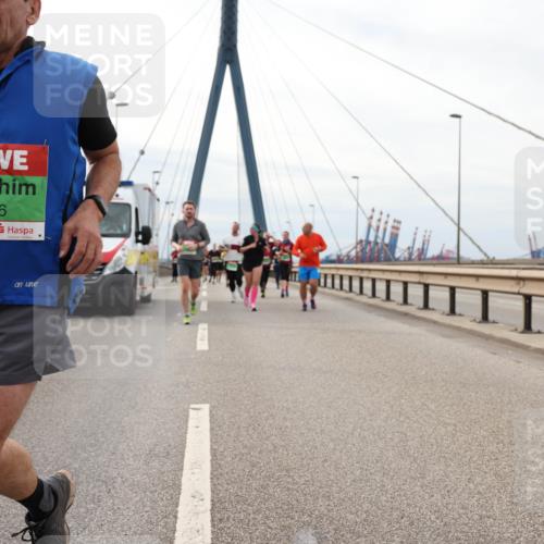 03.10.2025 - Köhlbrandbrückenlauf Lena Gebhardt http://msf.ph/oto/9204292 03.10.2025 15:56:11 Position 2 8576 meine-sportfotos.de