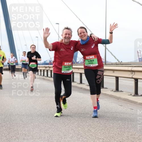 03.10.2025 - Köhlbrandbrückenlauf Lena Gebhardt http://msf.ph/oto/9204317 03.10.2025 15:56:16 Position 2 9497, 9498 meine-sportfotos.de