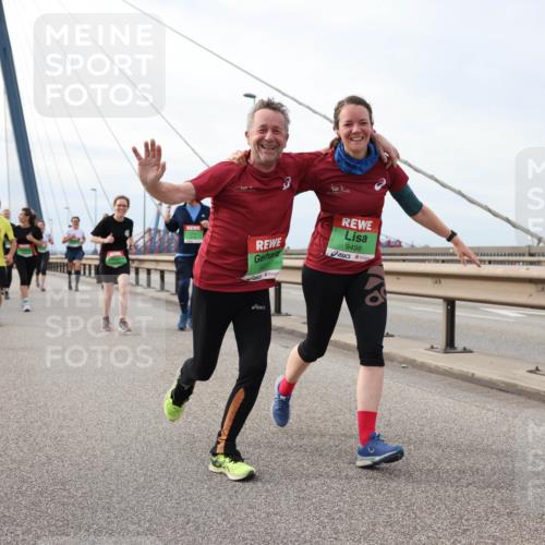 03.10.2025 - Köhlbrandbrückenlauf Lena Gebhardt http://msf.ph/oto/9204326 03.10.2025 15:56:17 Position 2 9497, 9498 meine-sportfotos.de
