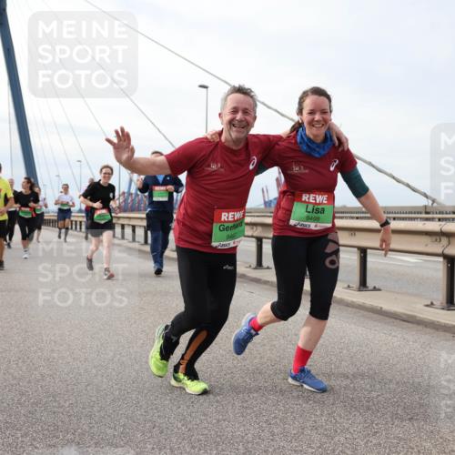 03.10.2025 - Köhlbrandbrückenlauf Lena Gebhardt http://msf.ph/oto/9204328 03.10.2025 15:56:17 Position 2 9497, 9498 meine-sportfotos.de
