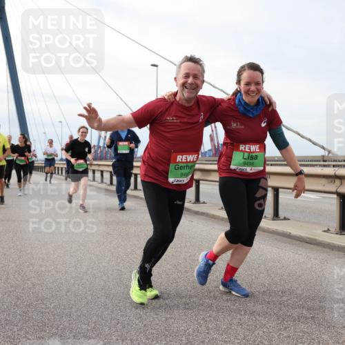 03.10.2025 - Köhlbrandbrückenlauf Lena Gebhardt http://msf.ph/oto/9204329 03.10.2025 15:56:17 Position 2 9497, 9498 meine-sportfotos.de