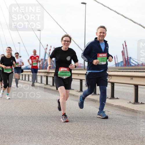 03.10.2025 - Köhlbrandbrückenlauf Lena Gebhardt http://msf.ph/oto/9204333 03.10.2025 15:56:18 Position 2 07, 7878, 9732 meine-sportfotos.de