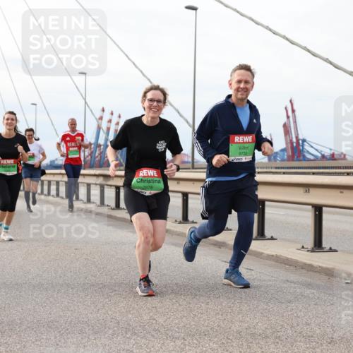 03.10.2025 - Köhlbrandbrückenlauf Lena Gebhardt http://msf.ph/oto/9204334 03.10.2025 15:56:18 Position 2 7878, 9732 meine-sportfotos.de