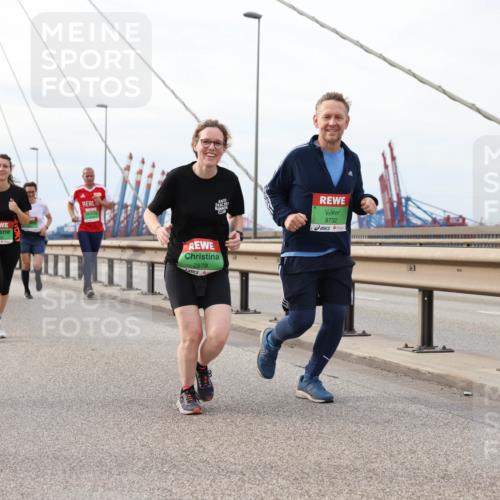 03.10.2025 - Köhlbrandbrückenlauf Lena Gebhardt http://msf.ph/oto/9204335 03.10.2025 15:56:18 Position 2 7878, 9732 meine-sportfotos.de