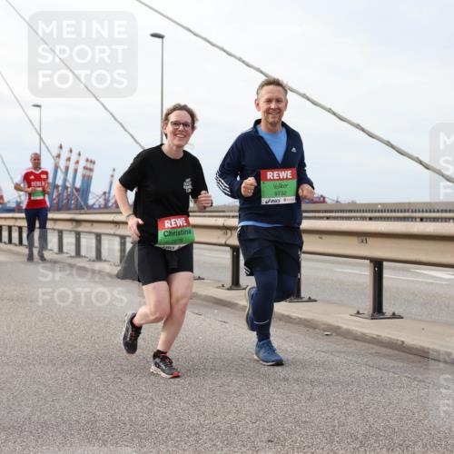 03.10.2025 - Köhlbrandbrückenlauf Lena Gebhardt http://msf.ph/oto/9204337 03.10.2025 15:56:18 Position 2 7878, 9732 meine-sportfotos.de