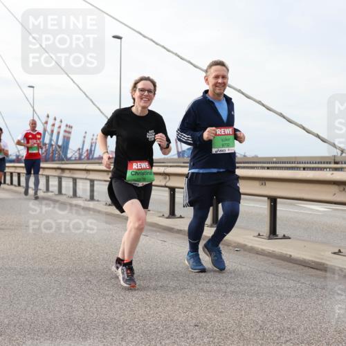 03.10.2025 - Köhlbrandbrückenlauf Lena Gebhardt http://msf.ph/oto/9204339 03.10.2025 15:56:18 Position 2 7878, 9732 meine-sportfotos.de