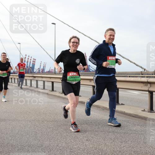 03.10.2025 - Köhlbrandbrückenlauf Lena Gebhardt http://msf.ph/oto/9204340 03.10.2025 15:56:19 Position 2 8507, 7878, 9732 meine-sportfotos.de
