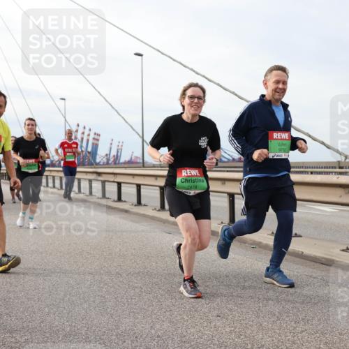 03.10.2025 - Köhlbrandbrückenlauf Lena Gebhardt http://msf.ph/oto/9204341 03.10.2025 15:56:19 Position 2 8507, 9732, 7878 meine-sportfotos.de