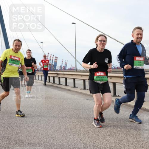 03.10.2025 - Köhlbrandbrückenlauf Lena Gebhardt http://msf.ph/oto/9204342 03.10.2025 15:56:19 Position 2 8507, 9732, 7878 meine-sportfotos.de