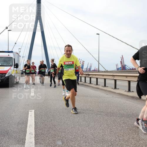 03.10.2025 - Köhlbrandbrückenlauf Lena Gebhardt http://msf.ph/oto/9204343 03.10.2025 15:56:19 Position 2 8070, 4249, 8507, 7878 meine-sportfotos.de