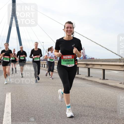 03.10.2025 - Köhlbrandbrückenlauf Lena Gebhardt http://msf.ph/oto/9204358 03.10.2025 15:56:21 Position 2 4249, 8595 meine-sportfotos.de