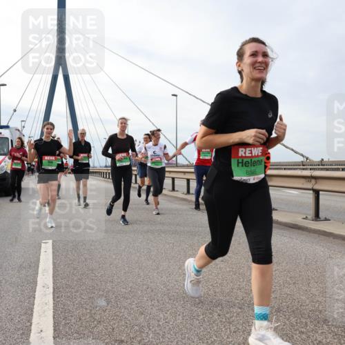 03.10.2025 - Köhlbrandbrückenlauf Lena Gebhardt http://msf.ph/oto/9204360 03.10.2025 15:56:21 Position 2 4249, 8595 meine-sportfotos.de