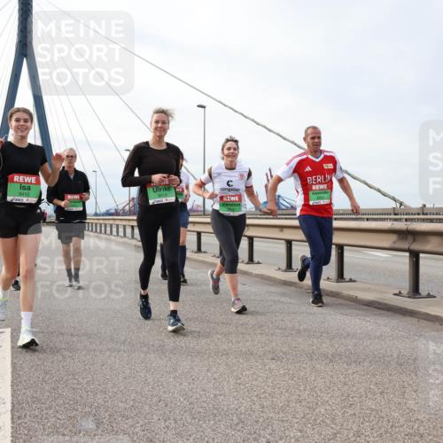 03.10.2025 - Köhlbrandbrückenlauf Lena Gebhardt http://msf.ph/oto/9204362 03.10.2025 15:56:22 Position 2 42, 85, 4, 4249, 9412, 9414 meine-sportfotos.de