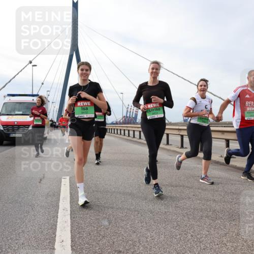 03.10.2025 - Köhlbrandbrückenlauf Lena Gebhardt http://msf.ph/oto/9204365 03.10.2025 15:56:22 Position 2 4249, 9412, 9414 meine-sportfotos.de