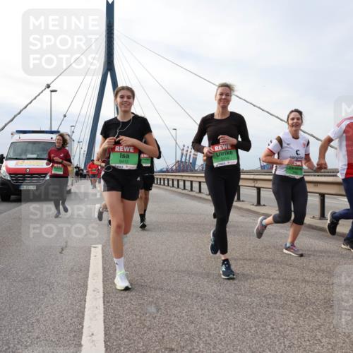 03.10.2025 - Köhlbrandbrückenlauf Lena Gebhardt http://msf.ph/oto/9204366 03.10.2025 15:56:22 Position 2 4249, 9412, 9414, 8929 meine-sportfotos.de