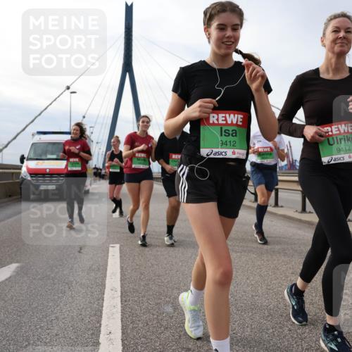 03.10.2025 - Köhlbrandbrückenlauf Lena Gebhardt http://msf.ph/oto/9204368 03.10.2025 15:56:23 Position 2 9412, 9414 meine-sportfotos.de