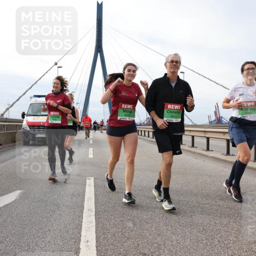 03.10.2025 - Köhlbrandbrückenlauf Lena Gebhardt http://msf.ph/oto/9204371 03.10.2025 15:56:24 Position 2 424, 9413, 9411, 9025 meine-sportfotos.de