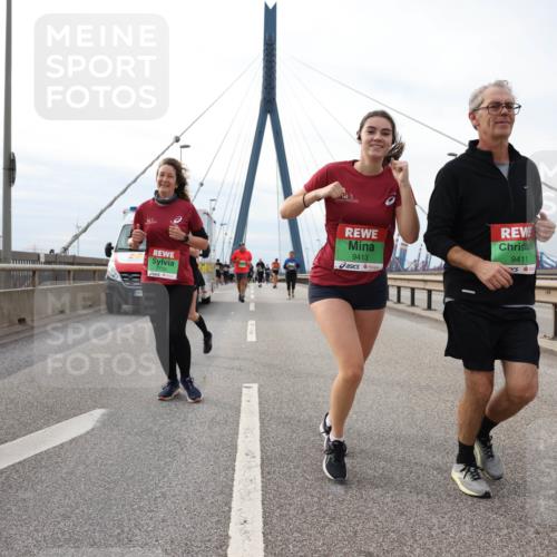 03.10.2025 - Köhlbrandbrückenlauf Lena Gebhardt http://msf.ph/oto/9204372 03.10.2025 15:56:24 Position 2 7730, 9413, 9411, 9025 meine-sportfotos.de