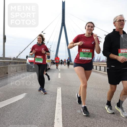 03.10.2025 - Köhlbrandbrückenlauf Lena Gebhardt http://msf.ph/oto/9204373 03.10.2025 15:56:24 Position 2 7730, 9413 meine-sportfotos.de