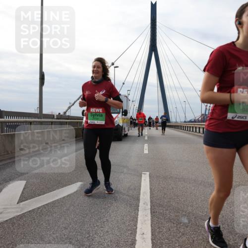 03.10.2025 - Köhlbrandbrückenlauf Lena Gebhardt http://msf.ph/oto/9204375 03.10.2025 15:56:24 Position 2 7730, 9413 meine-sportfotos.de