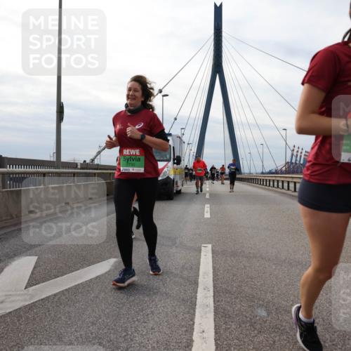 03.10.2025 - Köhlbrandbrückenlauf Lena Gebhardt http://msf.ph/oto/9204376 03.10.2025 15:56:24 Position 2 7730, 9413 meine-sportfotos.de