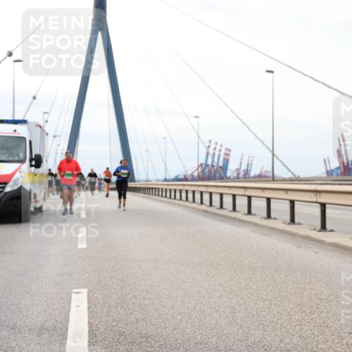 03.10.2025 - Köhlbrandbrückenlauf Lena Gebhardt http://msf.ph/oto/9204379 03.10.2025 15:56:25 Position 2  meine-sportfotos.de
