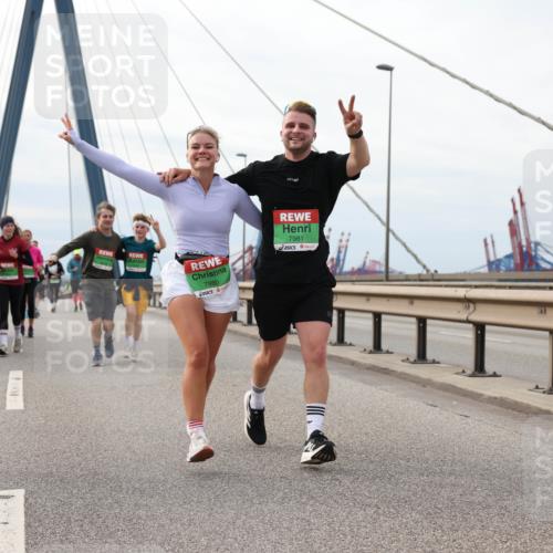 03.10.2025 - Köhlbrandbrückenlauf Lena Gebhardt http://msf.ph/oto/9204430 03.10.2025 15:56:46 Position 2 7980, 7981 meine-sportfotos.de